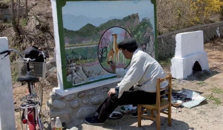 корейський державний художник пише картину